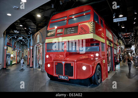 Thailand Einkaufszentrum. Feature London Routemaster Buskopie im Terminal 21 Einkaufszentrum, Asoke, Bangkok Thailand S. E. Asia Stockfoto