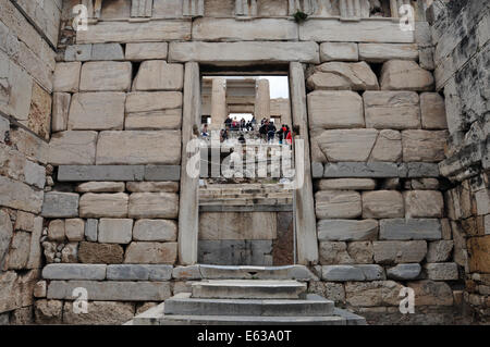 Besucher bei den Propyläen und die Beule Gate-Westeingang auf der Akropolis von Athen, Griechenland. Stockfoto