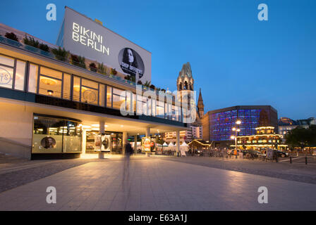 Budapester Straße mit Bikini Haus des neuen Einkaufszentrums und der Kaiser-Wilhelm-Gedächtniskirche am breitscheidplatz Stockfoto