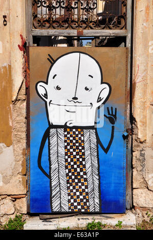 Lustige Cartoon Charakter abstrakten Graffiti auf die bestiegen, Tür von einem verlassenen Haus. Stockfoto