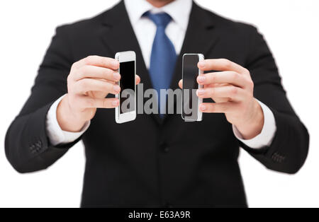 Geschäftsmann, Smartphones mit leere Bildschirme zeigen Stockfoto