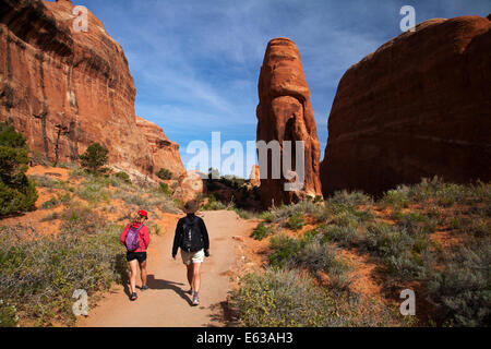 Sandstein-Formationen und Wanderer am Weg zum Landscape Arch, des Teufels Gartenbereich des Arches-Nationalpark in der Nähe von Moab, Utah, USA Stockfoto