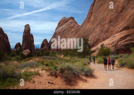 Sandstein-Formationen und Wanderer am Weg zum Landscape Arch, des Teufels Gartenbereich des Arches-Nationalpark in der Nähe von Moab, Utah, USA Stockfoto