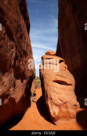 Wanderer auf dem sandigen Weg, Sand Dune Arch, Arches-Nationalpark in der Nähe von Moab, Utah, USA Stockfoto