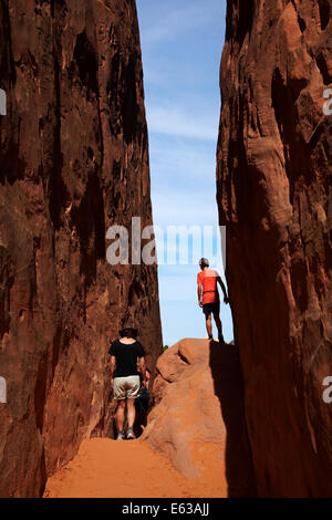 Wanderer auf dem sandigen Weg, Sand Dune Arch, Arches-Nationalpark in der Nähe von Moab, Utah, USA Stockfoto