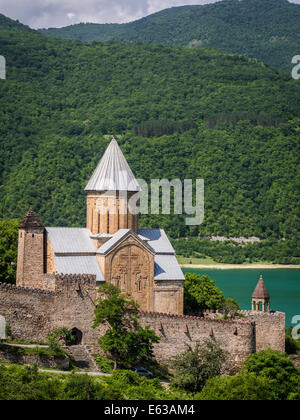 Ananuri Burganlage neben Zhinvali Stausee in Georgien, Caucasus. Stockfoto