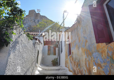 Schmale Gasse unter den Mauern der Akropolis. Athen Griechenland im Frühling lens Flare an einem sonnigen Tag. Stockfoto