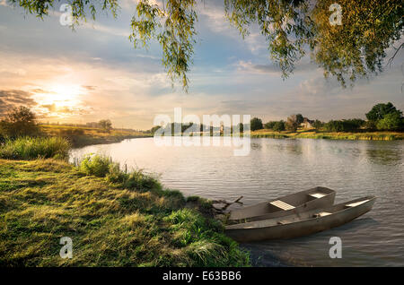 Der Fluss in der Landschaft im Spätsommer Stockfoto