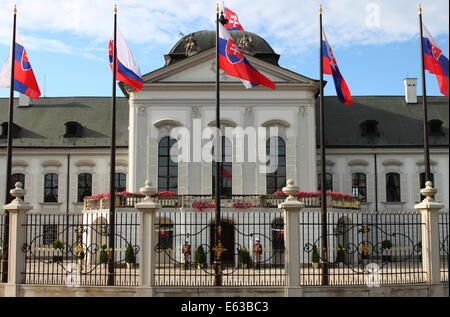 BRATISLAVA, SLOWAKEI - 22. JULI: Zwei Wachen in hoher Uniform stehen vor dem Präsidentenpalast der Slowakei Stockfoto