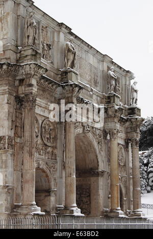 Bogen von Constantine unter Schnee in Rom, Italien Stockfoto