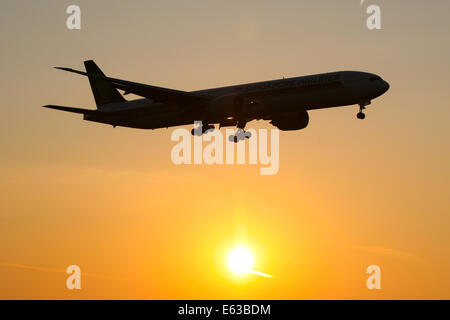 Singapore Airlines Boeing 777-300ER nähert sich Start-und Landebahn 23R am Flughafen Manchester. Stockfoto