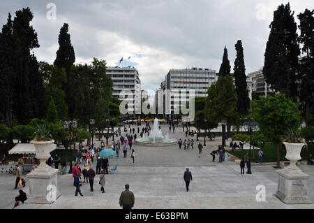 Menschen am Syntagma-Platz im Zentrum von Athen, Griechenland. Stockfoto