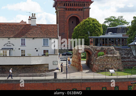 Ein Blick auf das römische, Balkerne Tor in Colchester, UK. Mit viktorianischen Wasserturm, Jumbo und Mercury Theatre im Hintergrund Stockfoto