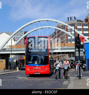 roten Londoner Bus und Radfahrer auf Boris Fahrräder warten an der Ampel am Shoreditch, London Stockfoto