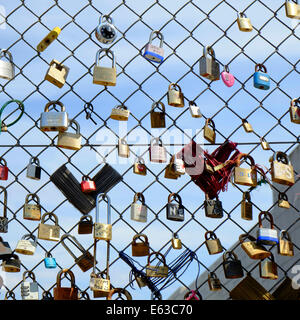 Liebesschlösser auf Maschendrahtzaun in Shoreditch, London Stockfoto