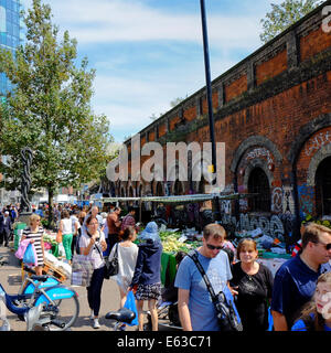 Menschenmassen auf Obst & Gemüsemarkt in Shoreditch, London Stockfoto