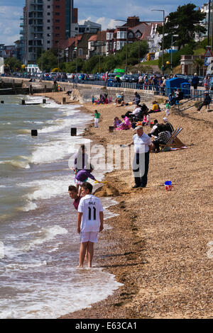 Southend-on-Sea, Essex, England. 13. August 2014. Trotz kühleren Temperaturen Menschen strömten zu der Ortschaft Southend-on-Sea, die das schöne Wetter nutzen. Was kleine Bereiche der Strand bei Flut blieb waren schnell gepackt von Familien amüsieren sich in diesem traditionellen Resort Credit: Timothy Smith/Alamy Live News Stockfoto