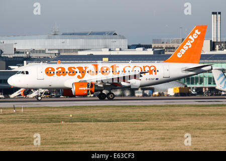 EasyJet Airbus A319 bremst auf der Piste 23R in Manchester Flughafen. Stockfoto