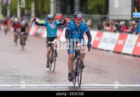 Fahrer beenden den aufsichtsrechtlichen RideLondon London-Surrey 100 sintflutartige Regenfälle vom Hurrikan Bertha Stockfoto