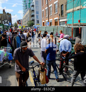 Überfüllten Straßenmarkt in Shoreditch, London Stockfoto