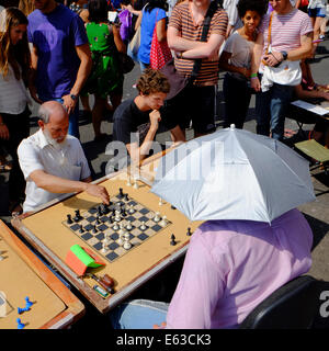 Mann spielt Schach gegen mehrere Gegner gleichzeitig in Brick Lane, Shoreditch, London, England Stockfoto