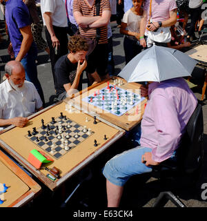 Mann spielt Schach gegen mehrere Gegner gleichzeitig auf der Brick Lane, Shoreditch, London, England Stockfoto