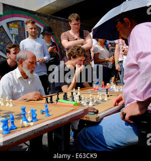 Mann spielt Schach gegen mehrere Gegner gleichzeitig in Brick Lane, Shoreditch, London, England Stockfoto