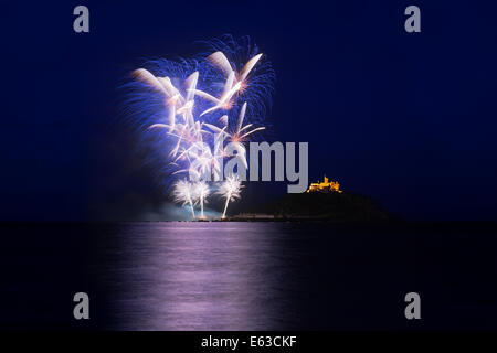 Feuerwerk am St. Michaels Mount, Cornwall, 12. August 2014 Stockfoto