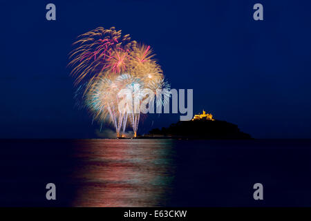 Feuerwerk am St. Michaels Mount, Cornwall, 12. August 2014 Stockfoto