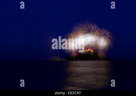 Feuerwerk am St. Michaels Mount, Cornwall, 12. August 2014 Stockfoto