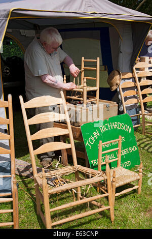 Man Person Zimmermann macht Stuhlstühle Holzmöbel auf der Driffield Show East Yorkshire England Großbritannien Großbritannien Großbritannien Großbritannien Großbritannien Großbritannien Großbritannien Großbritannien Großbritannien und Nordirland Stockfoto