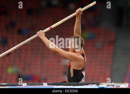Zürich, Schweiz. 13. August 2014. Rico Freimuth Deutschlands tritt im Stabhochsprung der Decathlon Wettbewerb am Europäischen Leichtathletik Weltmeisterschaften 2014 im Letzigrund Stadion in Zürich, Schweiz, 13. August 2014. Foto: Rainer Jensen/Dpa/Alamy Live-Nachrichten Stockfoto