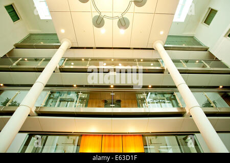 Gatwick Arora International Hotel Foyer, blickte zu Kronleuchter Stockfoto