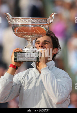 Rafael Nadal (ESP) mit Trophäe, Französisch Open 2014, Roland Garros, Paris, Frankreich Stockfoto