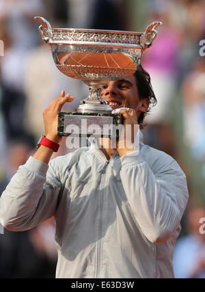 Rafael Nadal (ESP) mit Trophäe, Französisch Open 2014, Roland Garros, Paris, Frankreich Stockfoto