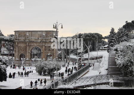 Bogen von Constantine unter Schnee in Rom, Italien Stockfoto