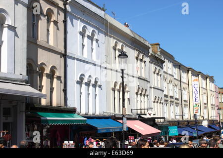 LONDON - 22.Mai: Portobello Road Geschäfte am 22. Mai 2010 in Notting Hill, London Stockfoto