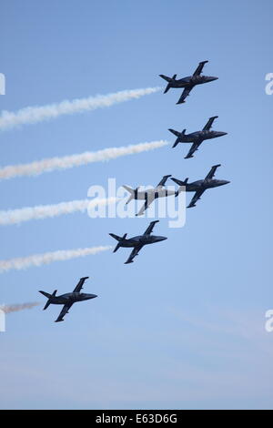 Die kunstflugstaffel Breitling jet Team am Rom International Air Show am Juni 3, 2012 in Rom, Italien Stockfoto