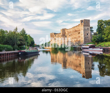 Newark Castle, Newark, Nottinghamshire, England, bei Sonnenuntergang, mit Reflexionen im Fluss Trent. Stockfoto