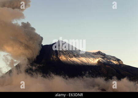 Sonnenuntergang über Tungurahua Vulkan ausbrechenden Blick vom Chimborazo County Stockfoto