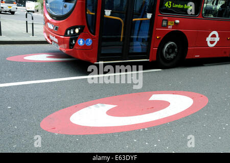 Bus-Maut Schild vorbei gedruckt auf Straße, Kreisverkehr Old Street, London Borough of Islington England Großbritannien UK Stockfoto