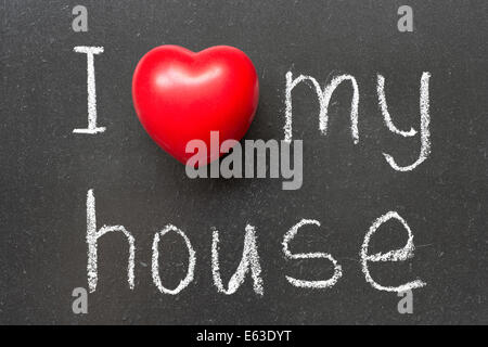 Ich liebe mein Haus Ausdruck handschriftlich auf Schultafel Stockfoto
