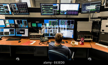 Batavia, Illinois, USA. 12. August 2014. Techniker überwachen das Gaspedal Komplex in der Main-Leitwarte bei dem US-Department of Energy Fermilab, Amerikas nationalen Labor für Teilchenphysik. Fermilab Wissenschaftler, Ingenieure und Techniker Konstruktion, Bau und Betrieb komplexer und leistungsfähiger Teilchen-Beschleuniger und Detektoren in der Welt zu erkunden die Geheimnisse der Materie, Energie, Raum und Zeit. © Brian Cahn/ZUMA Draht/Alamy Live-Nachrichten Stockfoto