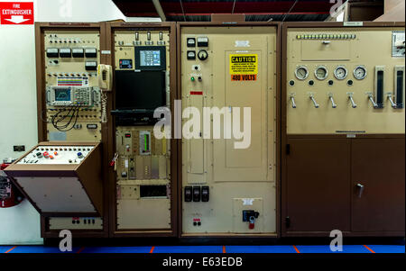 Batavia, Illinois, USA. 12. August 2014. Eine Bank Instrumente überwacht der Linearbeschleuniger am Fermilab das U.S. Department of Energy, Amerikas nationalen Labor für Teilchenphysik. Fermilab Wissenschaftler, Ingenieure und Techniker Konstruktion, Bau und Betrieb komplexer und leistungsfähiger Teilchen-Beschleuniger und Detektoren in der Welt zu erkunden die Geheimnisse der Materie, Energie, Raum und Zeit. © Brian Cahn/ZUMA Draht/Alamy Live-Nachrichten Stockfoto