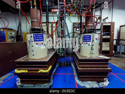 Batavia, Illinois, USA. 12. August 2014. Ein paar Klystrons in der Linearbeschleuniger-Halle auf dem US-Department of Energy Fermilab, Amerikas nationalen Labor für Teilchenphysik. Fermilab Wissenschaftler, Ingenieure und Techniker Konstruktion, Bau und Betrieb komplexer und leistungsfähiger Teilchen-Beschleuniger und Detektoren in der Welt zu erkunden die Geheimnisse der Materie, Energie, Raum und Zeit. © Brian Cahn/ZUMA Draht/Alamy Live-Nachrichten Stockfoto