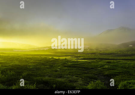 Mitternachtssonne und nebligen Abend, Northern Island Stockfoto