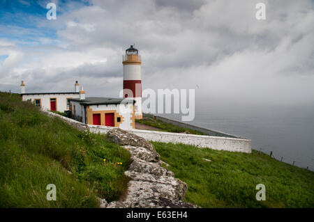 Clyth Ness Leuchtturm an der nördlichen Ostküste Schottlands, Seenebel oder Haar Rollen von der Nordsee entfernt. Stockfoto