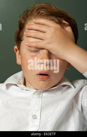 9 - Jahre alten Jungen mit Kopfschmerzen Stockfoto