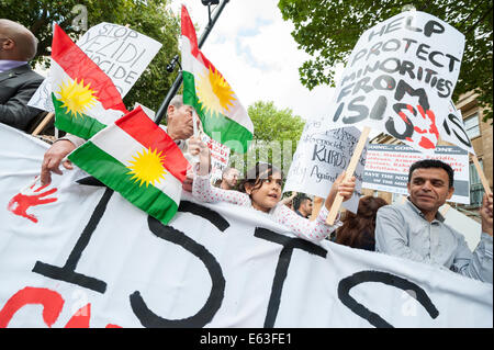 Whitehall, London, UK. 13. August 2014. Eine große Schar von Sympathisanten versammelt gegenüberliegenden Downing Street gegen den britischen Premierminister militärische Untätigkeit gegen harte Kämpfer im Irak zu demonstrieren. Der Protest und die Mahnwache wurde von der Solidarität gegen ISIS-Kampagne in Zusammenarbeit mit der britischen pakistanischen Christian Association organisiert. Bildnachweis: Lee Thomas/Alamy Live-Nachrichten Stockfoto