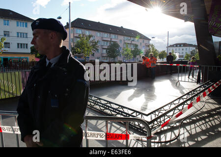 Zürich, Schweiz. 13. August 2014. Stahlmasten fielen bei starkem Wind auf die Europäische Leichtathletik Weltmeisterschaften 2014 im Letzigrund Stadion in Zürich, Schweiz, 13. August 2014 über. Foto: Bernd Thissen/Dpa/Alamy Live News Stockfoto